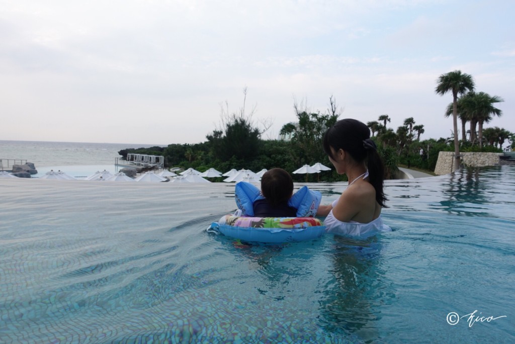 ハイアットリージェンシー瀬良垣アイランド沖縄のプールで泳ぐ様子
