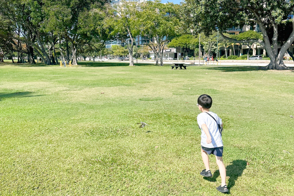 アラモアナパークで走る男の子
